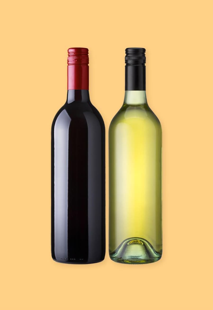 Une bouteille de vin rouge et une bouteille de vin blanc sur un fond jaune.