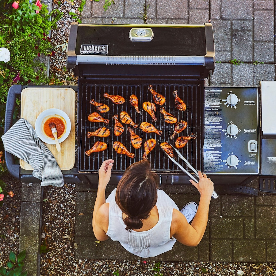 La nutritionniste Geneviève O’Gleman fait cuire des pilons de poulet sur le barbecue. 
