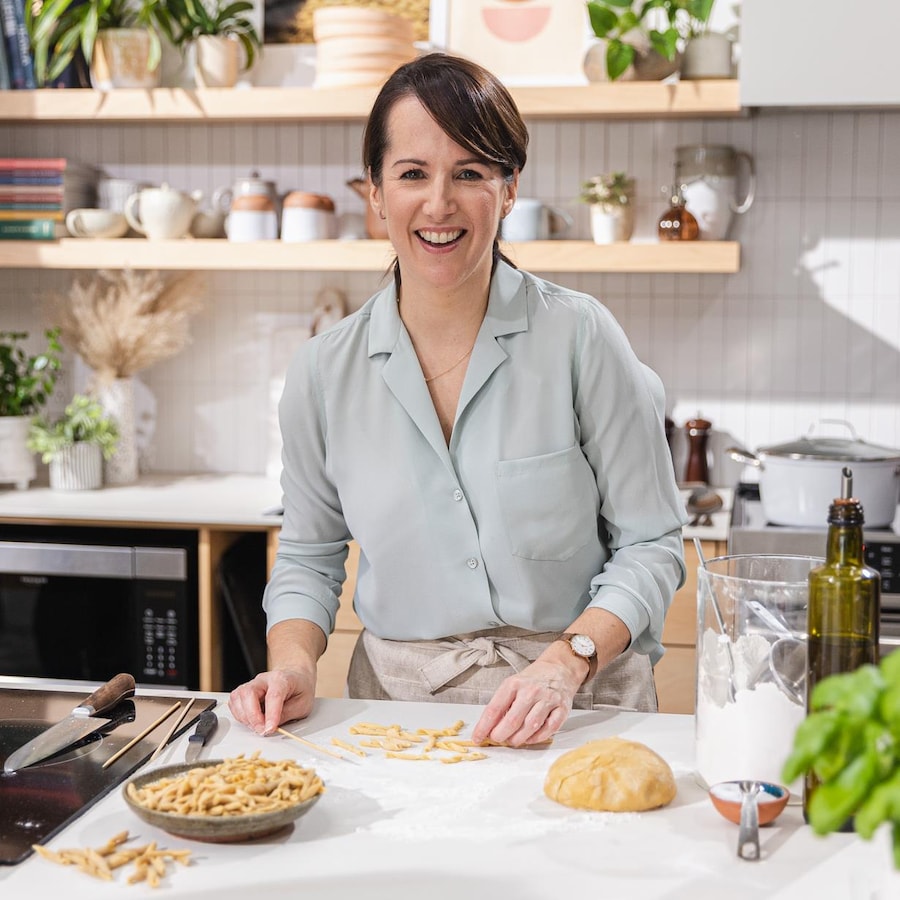 La nutritionniste Geneviève O’Gleman confectionne des pâtes fraîches dans une cuisine. 