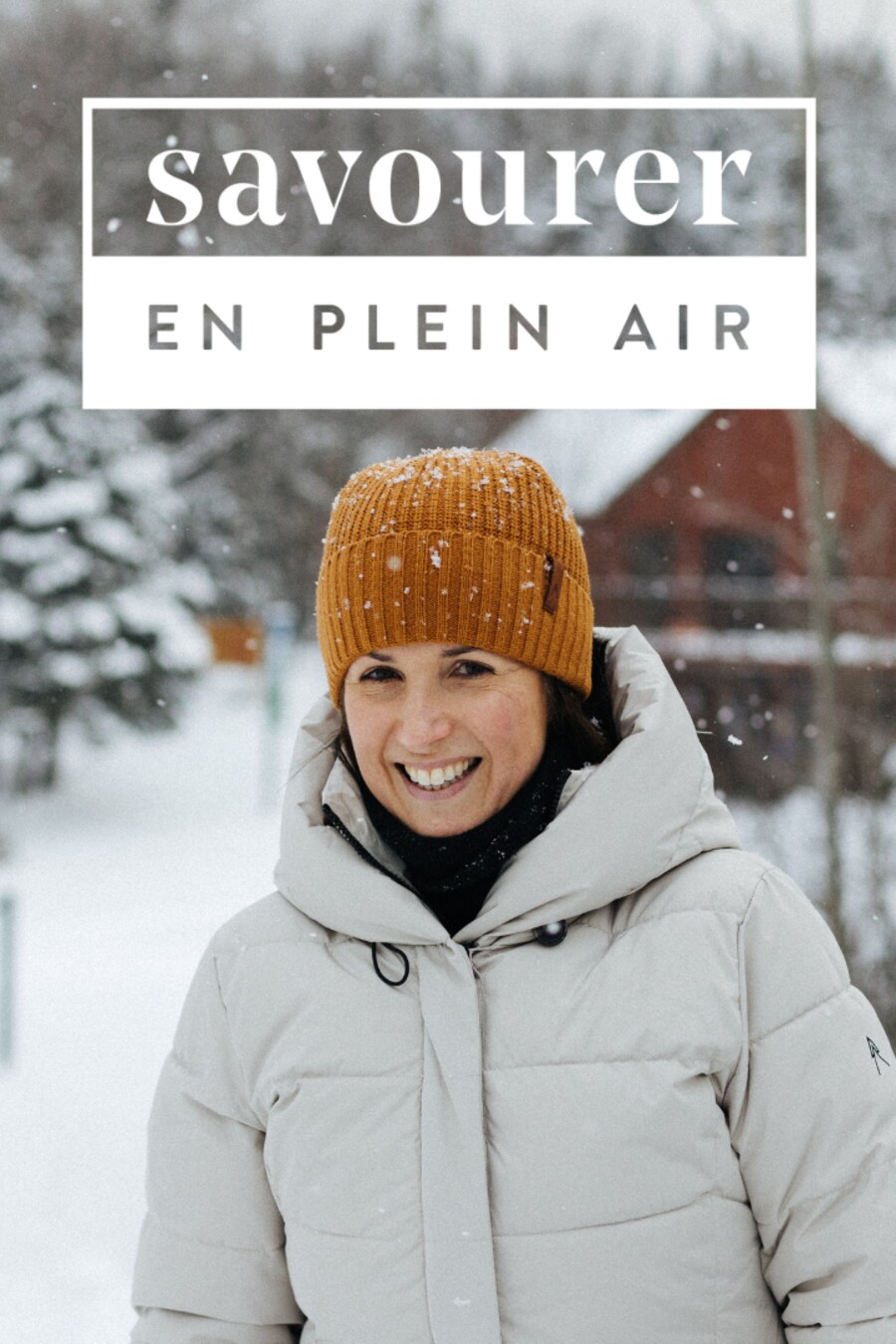 La nutritionniste Geneviève O'Gleman, dehors dans la neige, devant un chalet, avec le logo de la websérie Savourer en plein air. 