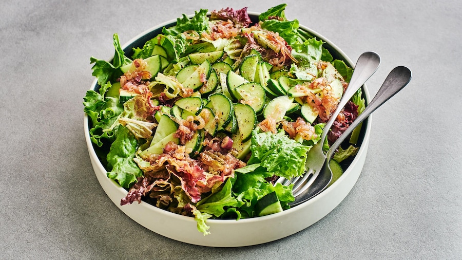Une salade verte avec une vinaigrette aux échalotes confites dans un bol.
