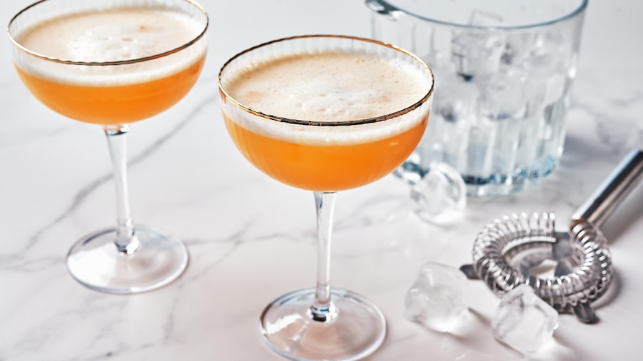 Un cocktail moussé à la clémentine dans une coupe.