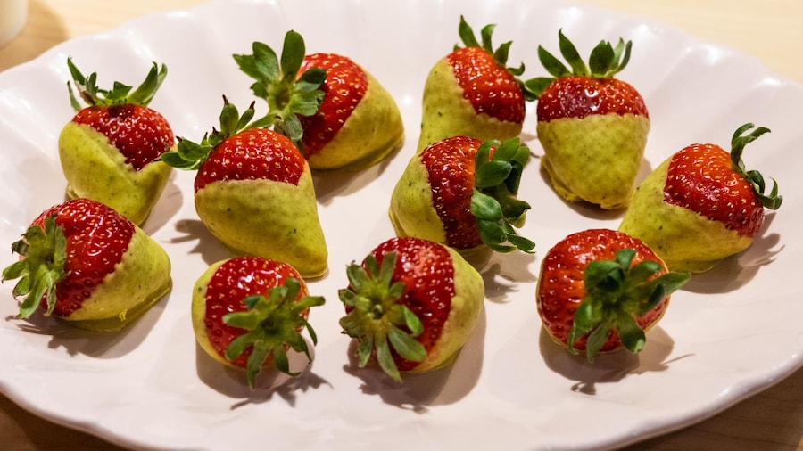 Des fraises enrobées de chocolat blanc au curcuma et au cumin.
