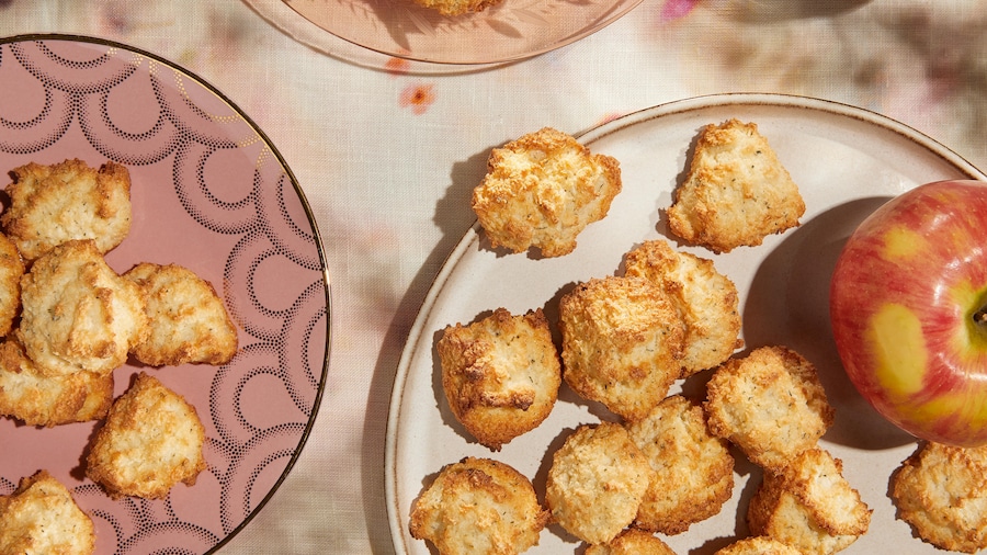 Des croquettes de style macarons dans une assiette.