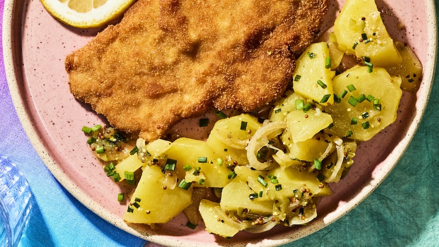 De la salade de pommes de terre à l'allemande servie avec des schnitzels à la viennoise.