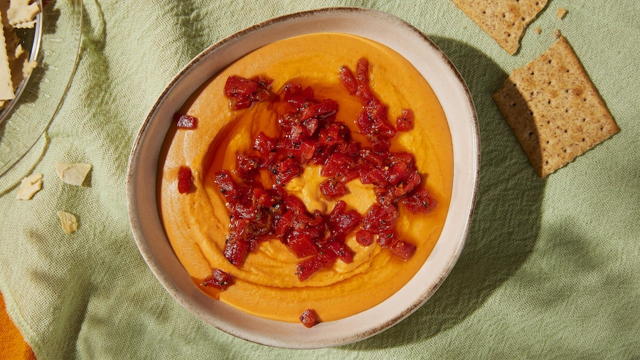 Un bol rempli de tartinade de lentilles aux poivrons rôtis (façon hummus).