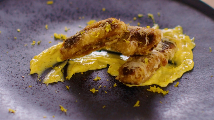 Trois tempuras de sardine sur une mayonnaise au citron et épices colombo.