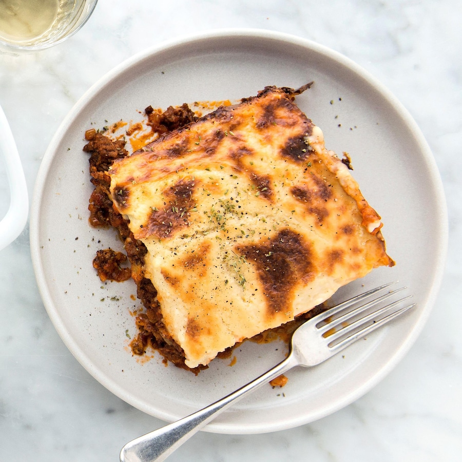 Morceau de moussaka dans une assiette.