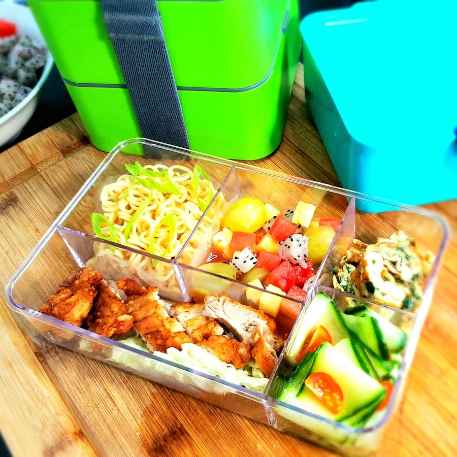 Une boîte repas compartimentée remplie d'aliments. 