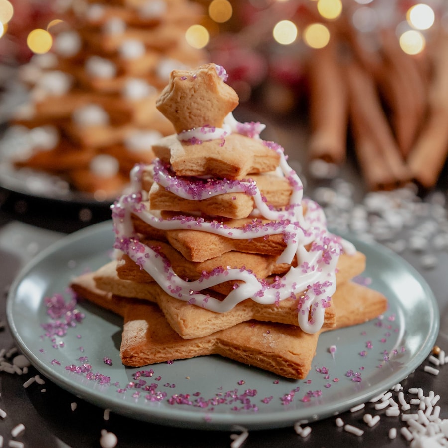 Des biscuits en forme d'étoile empilés pour former un sapin de Noël.