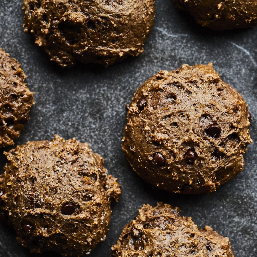Plaque à cuisson recouverte de biscuits bruns fondants au chocolat.
