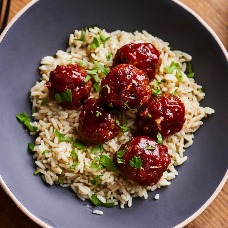 Une assiette de boulettes de porc caramélisées accompagnées de riz.