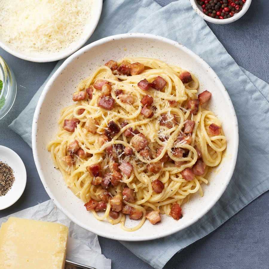 Une assiette de spaghetti alla carbonara.