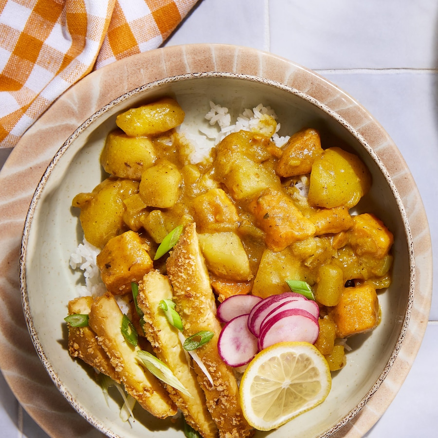 Deux assiettes remplies de cari à la japonaise contenant divers légumes et des lanières de tofu.