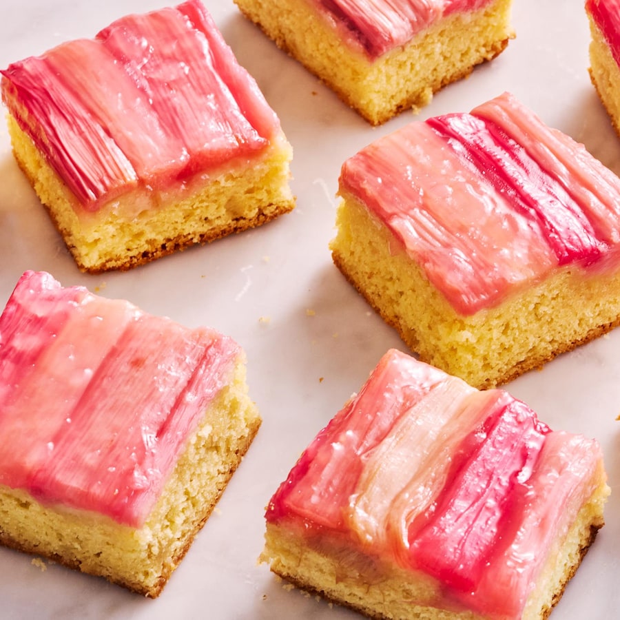 Des carrés à la rhubarbe et aux amandes sortant du four.