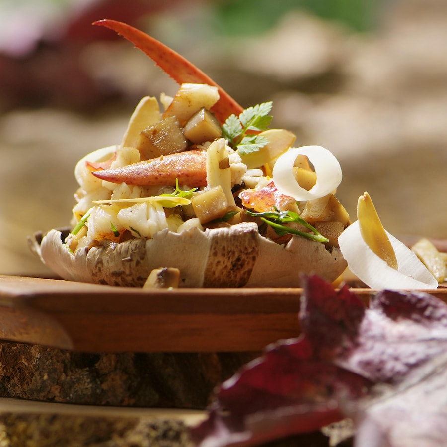 Une salade de homard présentée dans un champignon.