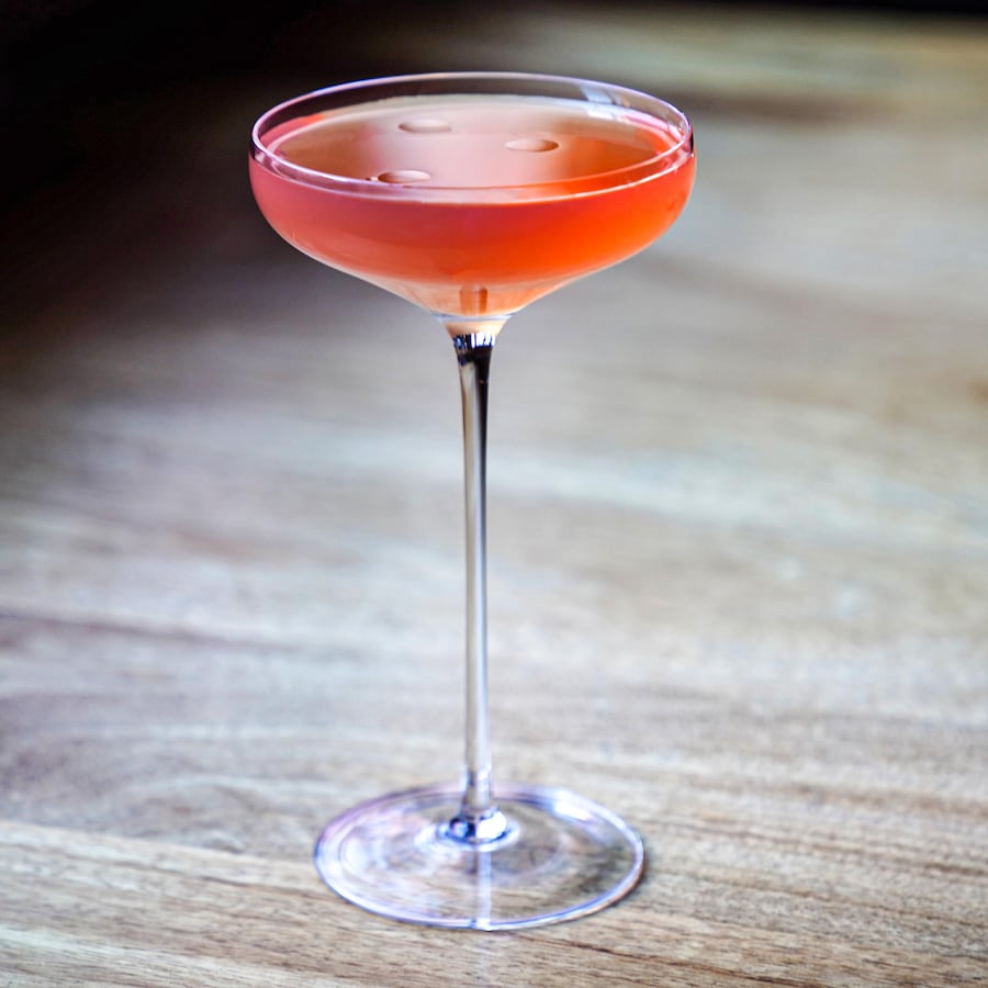 Un cocktail rosé dans une coupette.