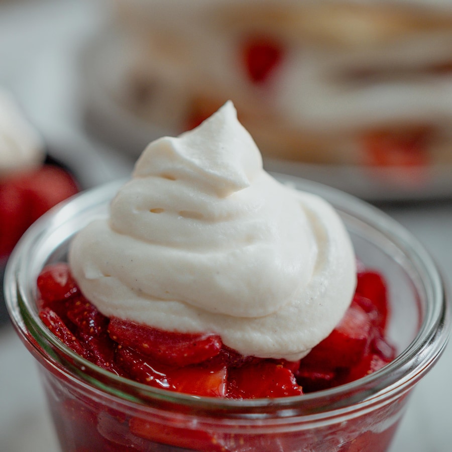 De la crème chantilly sur des fraises.