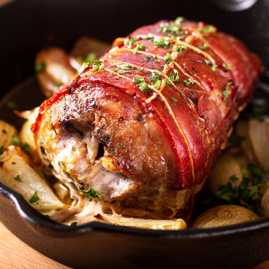 Un filet de porc dans une casserole sortant du four.