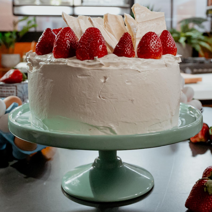 Un gâteau chiffon décoré de fraises.