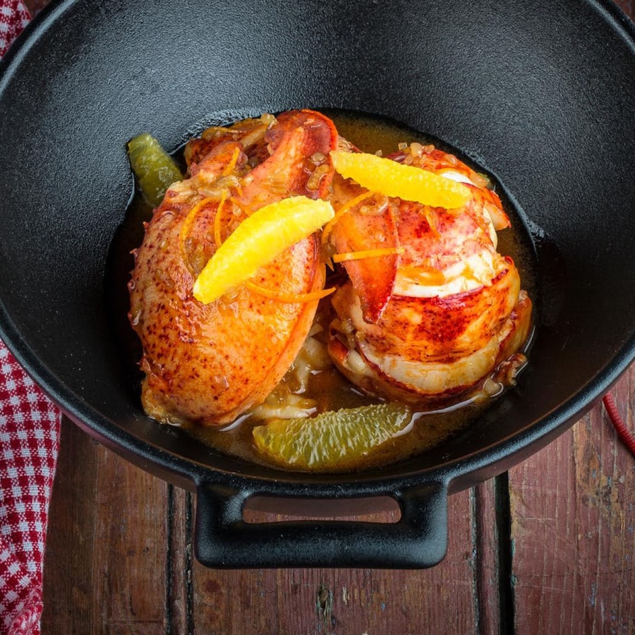 Un plat de civet de homard au vin orange garni que suprêmes d'agrumes?