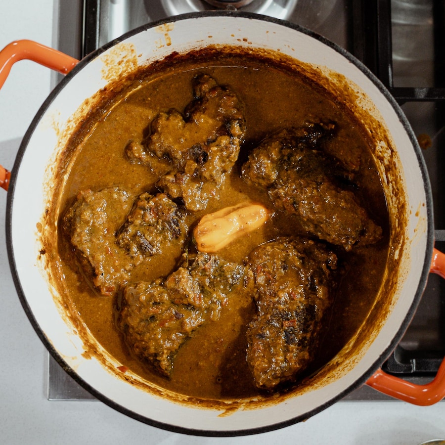 Des joues de bœuf dans une sauce dans une casserole. 