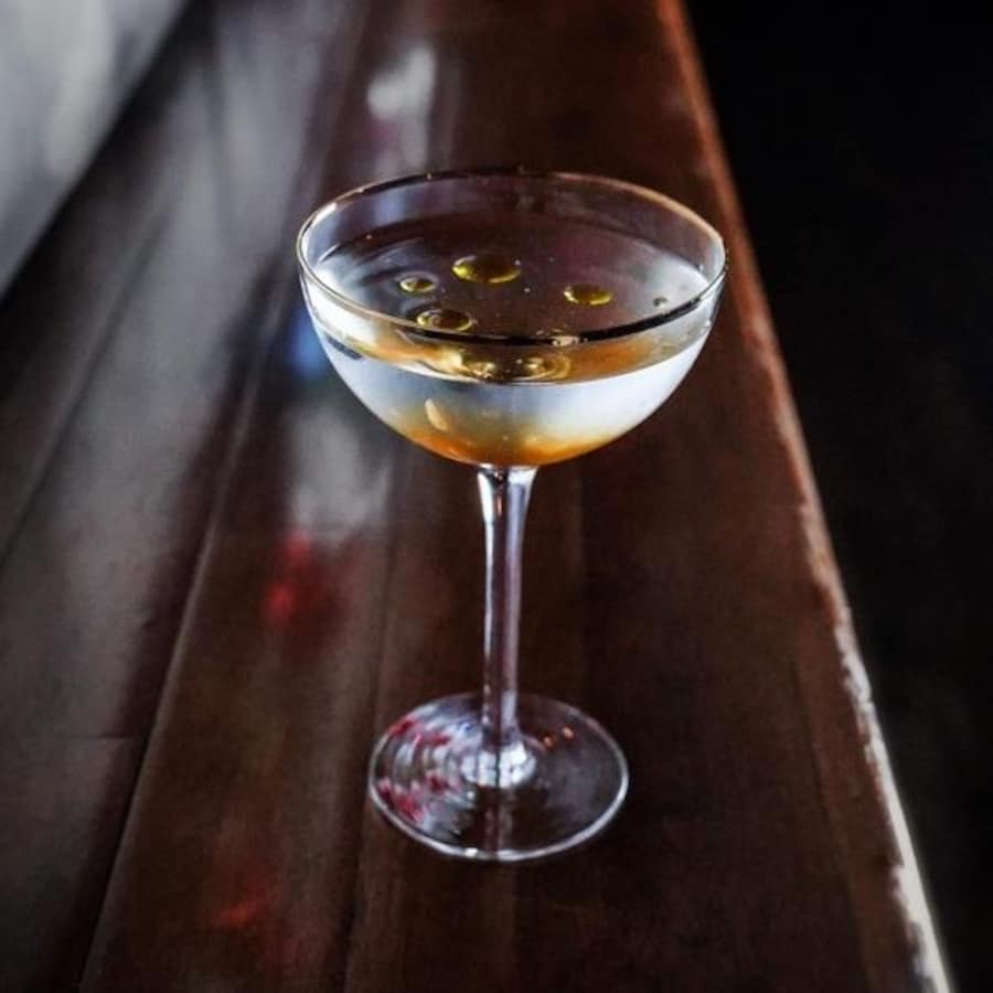 Un verre rempli de martini à l’érable et au sapin.