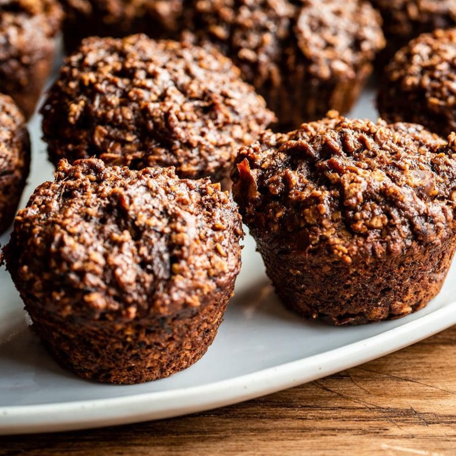 Plusieurs muffins choco-dattes dans une assiette.