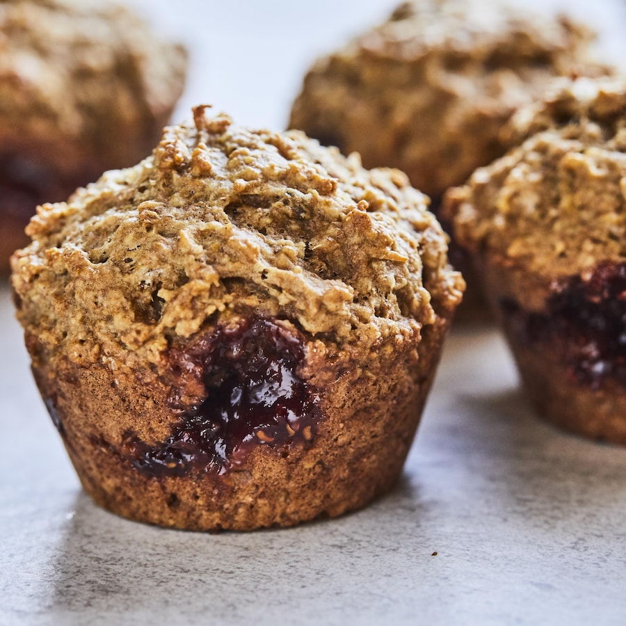 Quelques muffins surprises à l'avoine avec un cœur chocolaté et fruité.