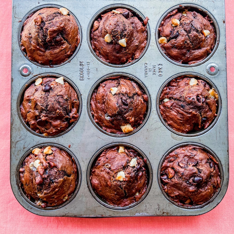 Une fournée de muffins au chocolat cuits, dans un moule à muffins.