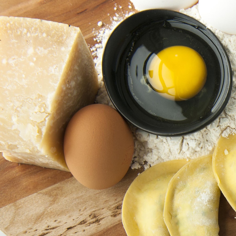Les ingrédients nécessaires à la préparation de pâtes fraîches, présentés sur une planche de bois: oeufs, farine et fromage, avec quelques pâtes fraîches.