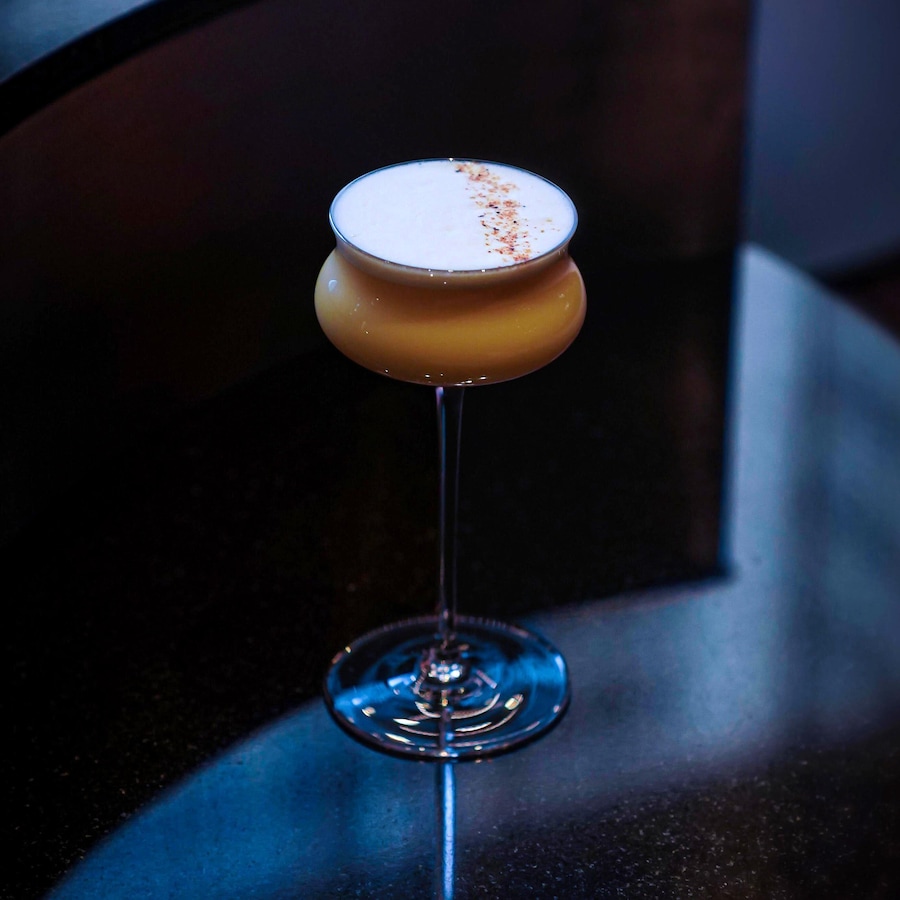 Un cocktail dans un verre recouvert de mousse.