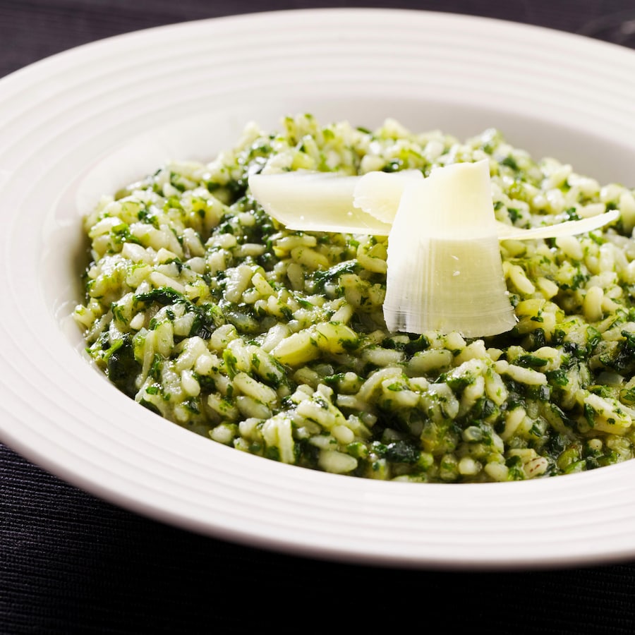 Risotto aux épinards dans un bol assiette.