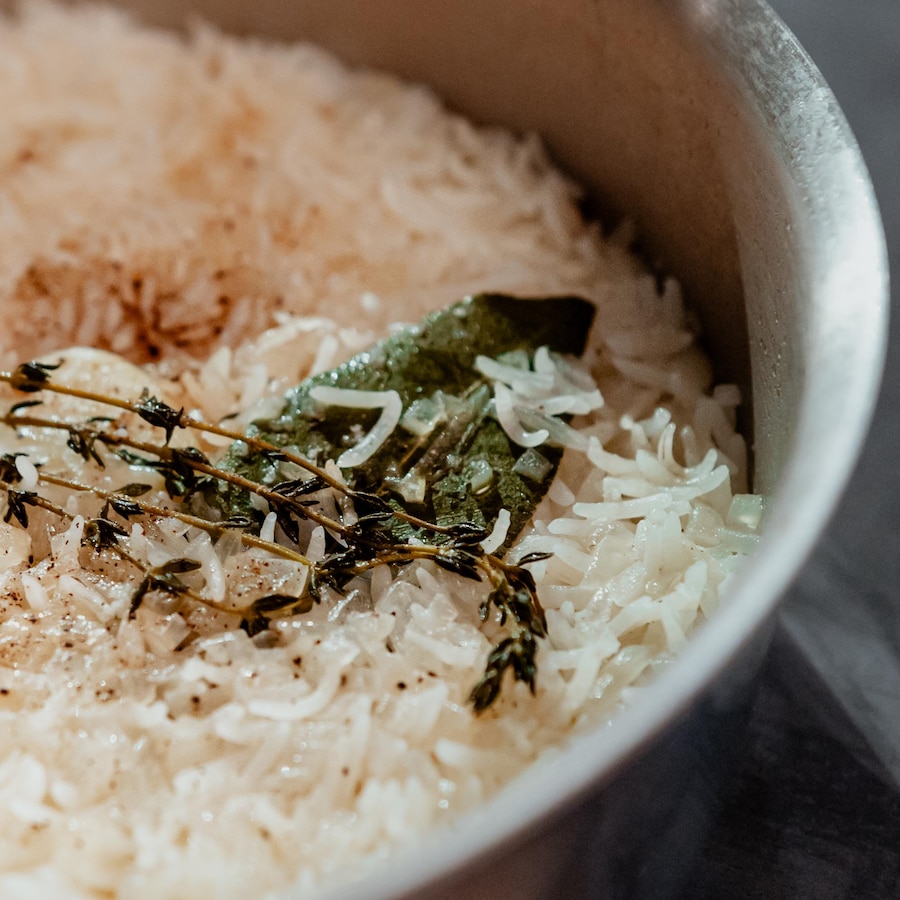 Du riz pilaf dans une casserole.