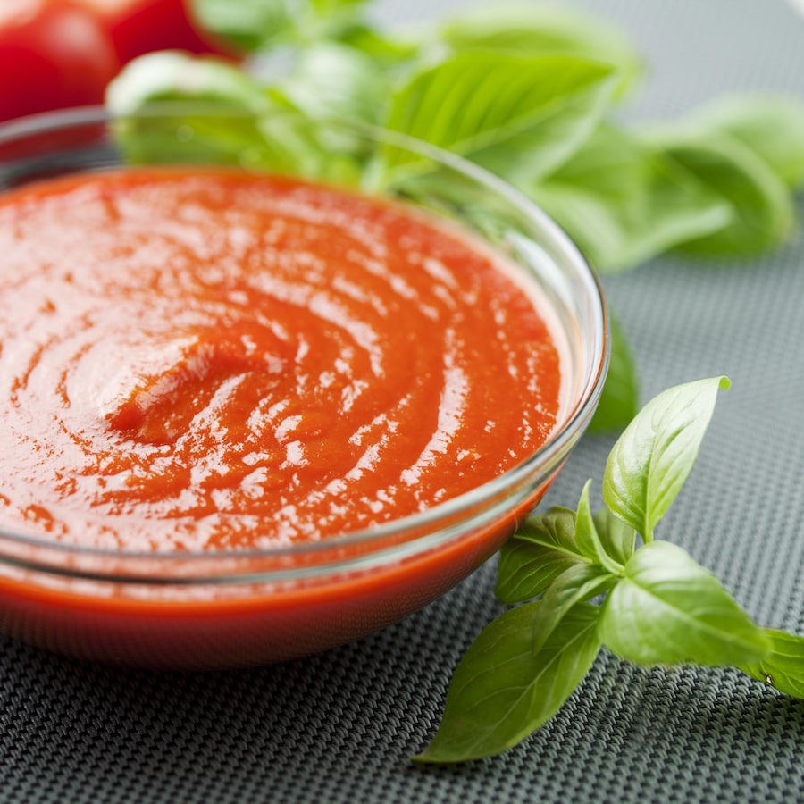 Un plat de sauce tomate.