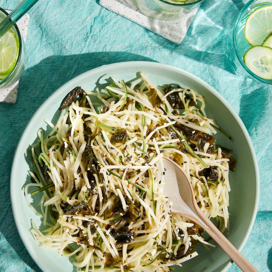 Un bol de service rempli de salade d'algue.