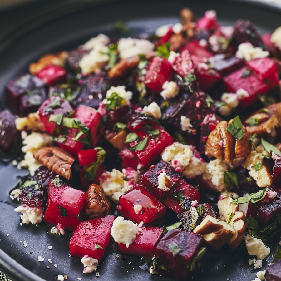 Une salade de betteraves dans une assiette. 