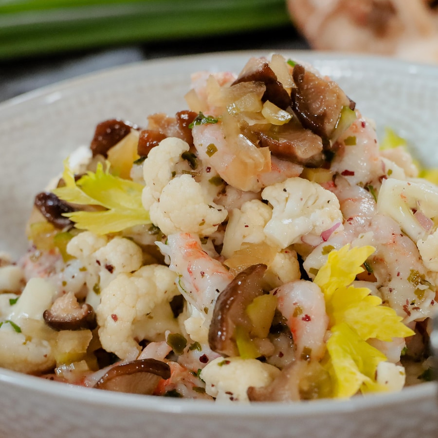 Un bol de salade de crevettes aux algues et aux shitakes marinés.