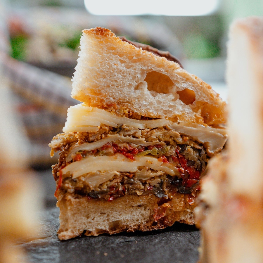 Une portion de sandwich végératien de style muffuletta.