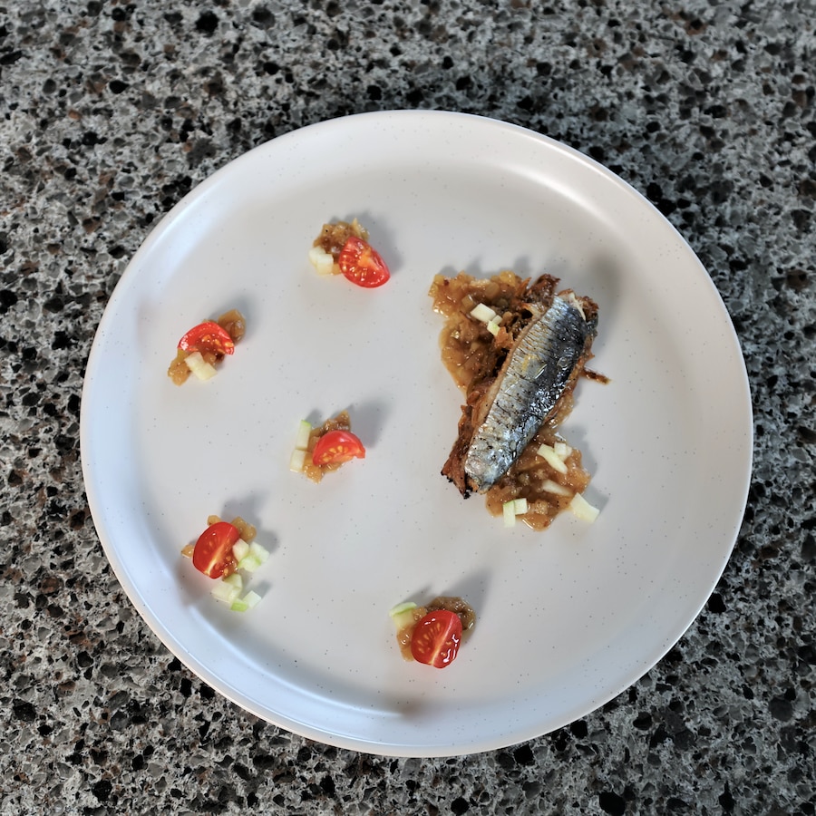 Une assiette de sardine farcie déposée sur un comptoir.