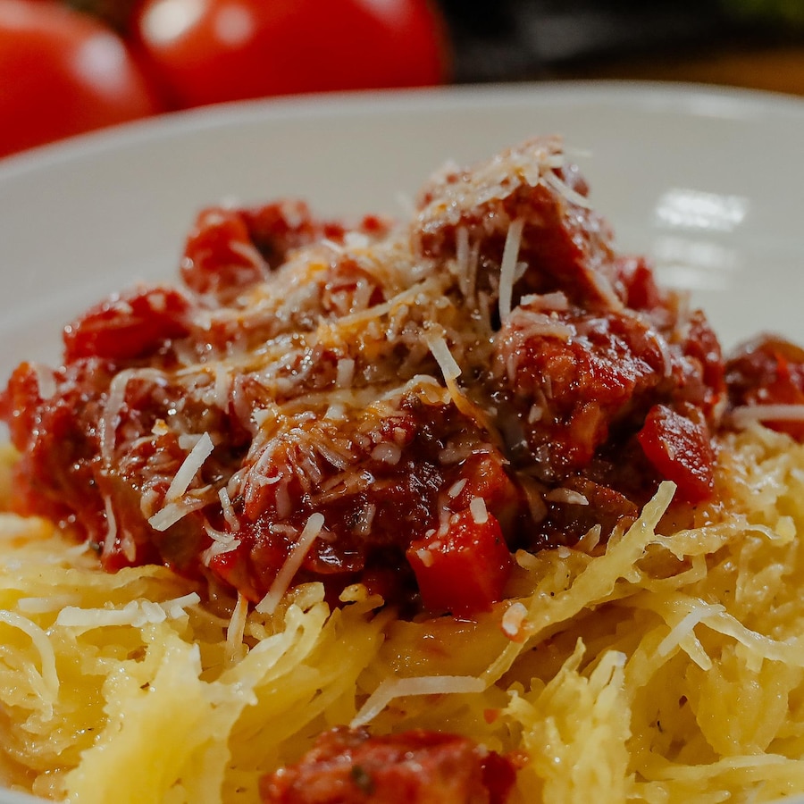 De la courge spaghetti nappée de sauce bolognaise au tempeh.