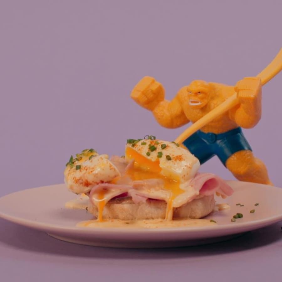 Une assiette d'œuf bénédictine sur pain avec sauce hollandaise.
