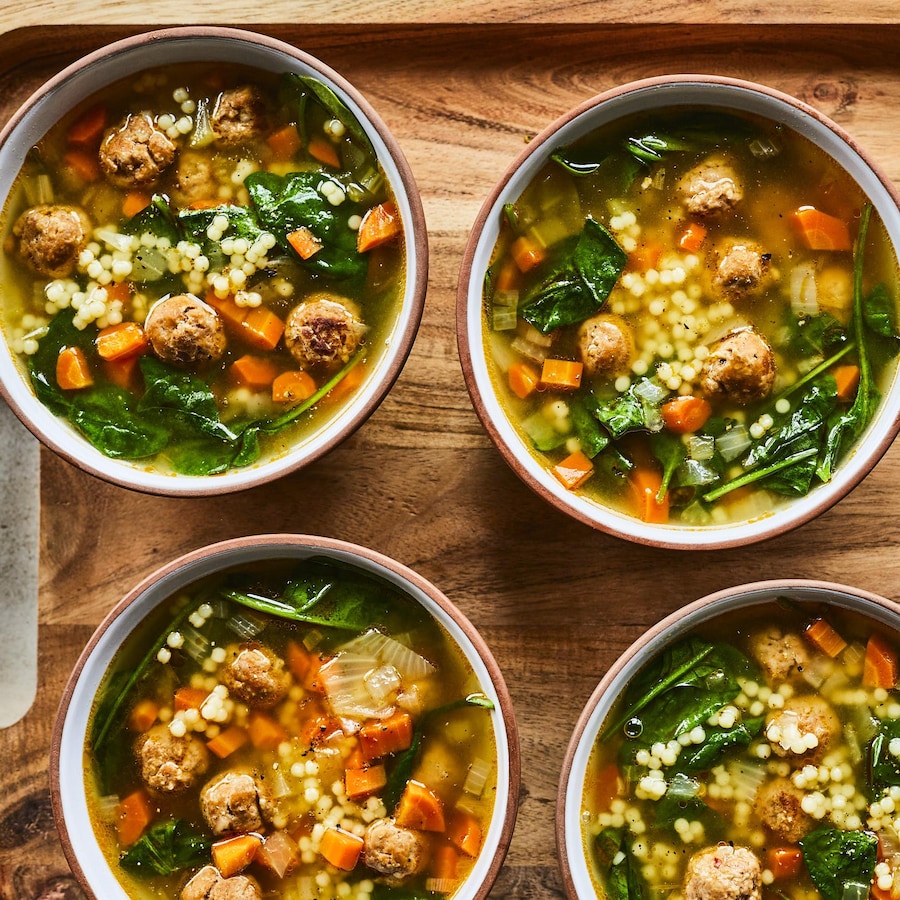 Sur un plateau en bois est déposé quatre bols contenant la soupe-repas noces à l'italienne.