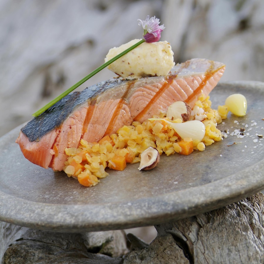 Tranches de saumon nerka ou sockeye grillée, lentilles au beurre de noisette dans une assiette.