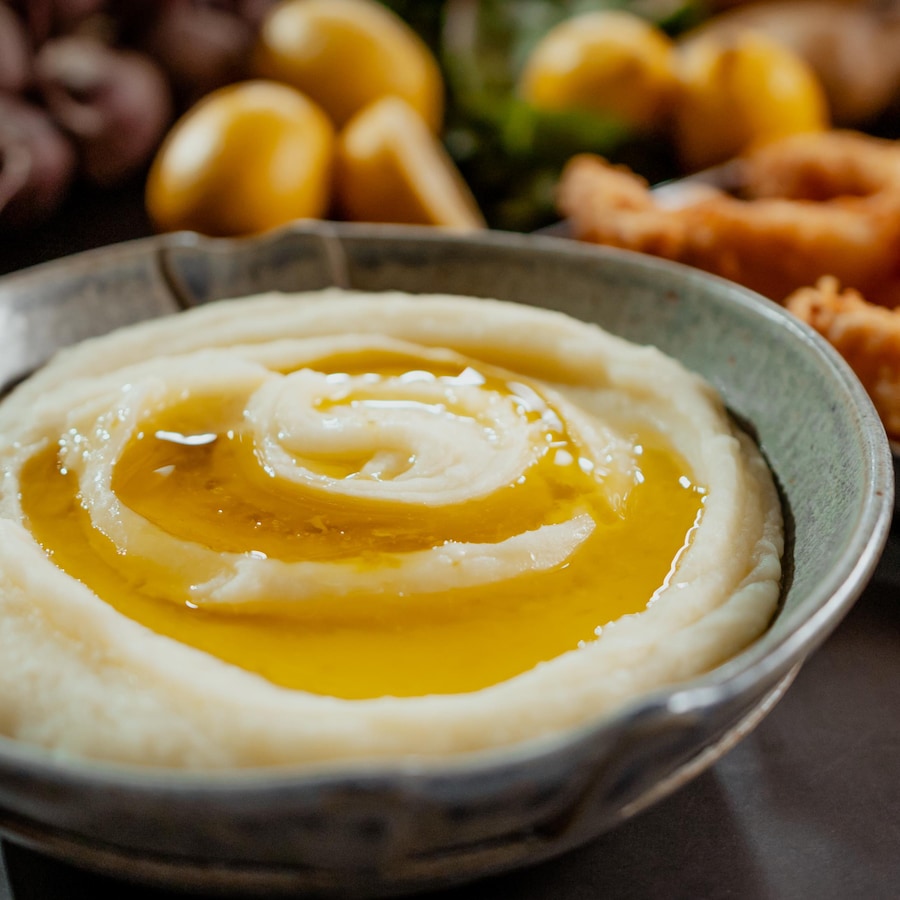 Un bol rempli de trempette de pommes de terre.