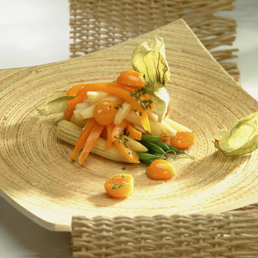 Trio de légumes aux cerises de terre dans une assiette.