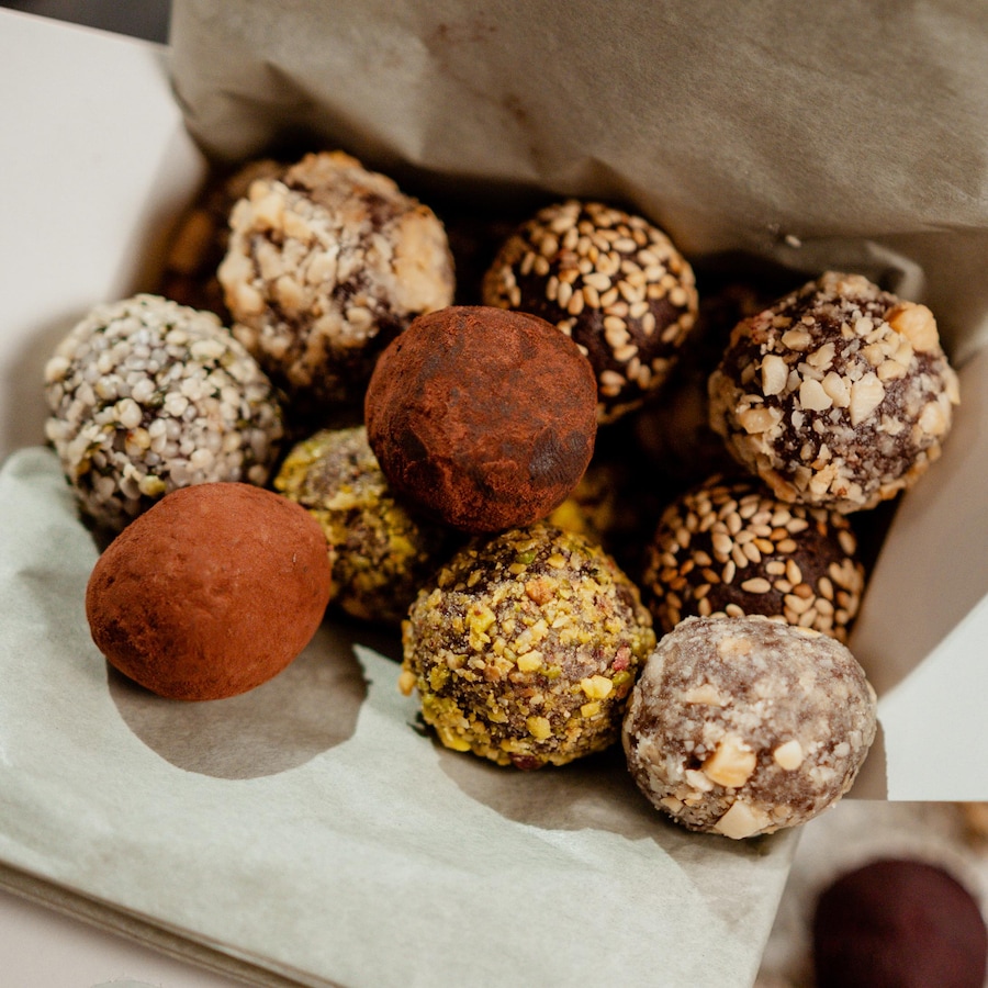 Une boîte remplie de truffes au cacao.