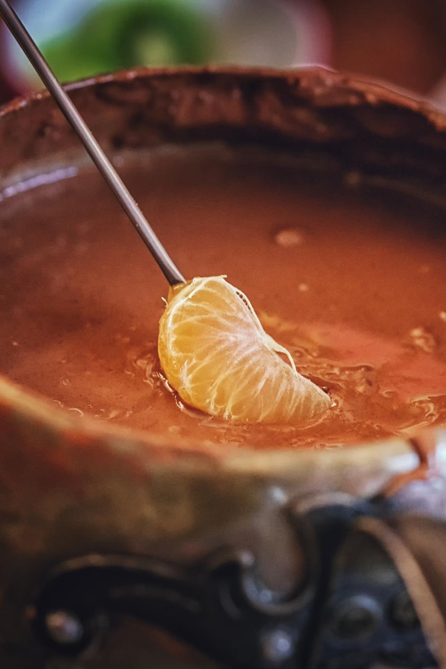 Un caquelon de fondue au chocolat à l'orange.