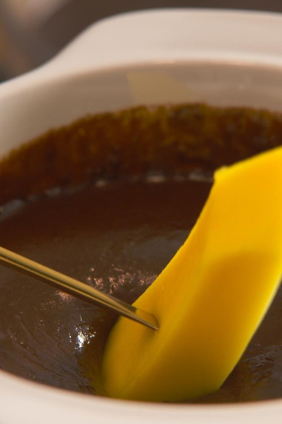 Un caquelon de fondue au chocolat praliné.