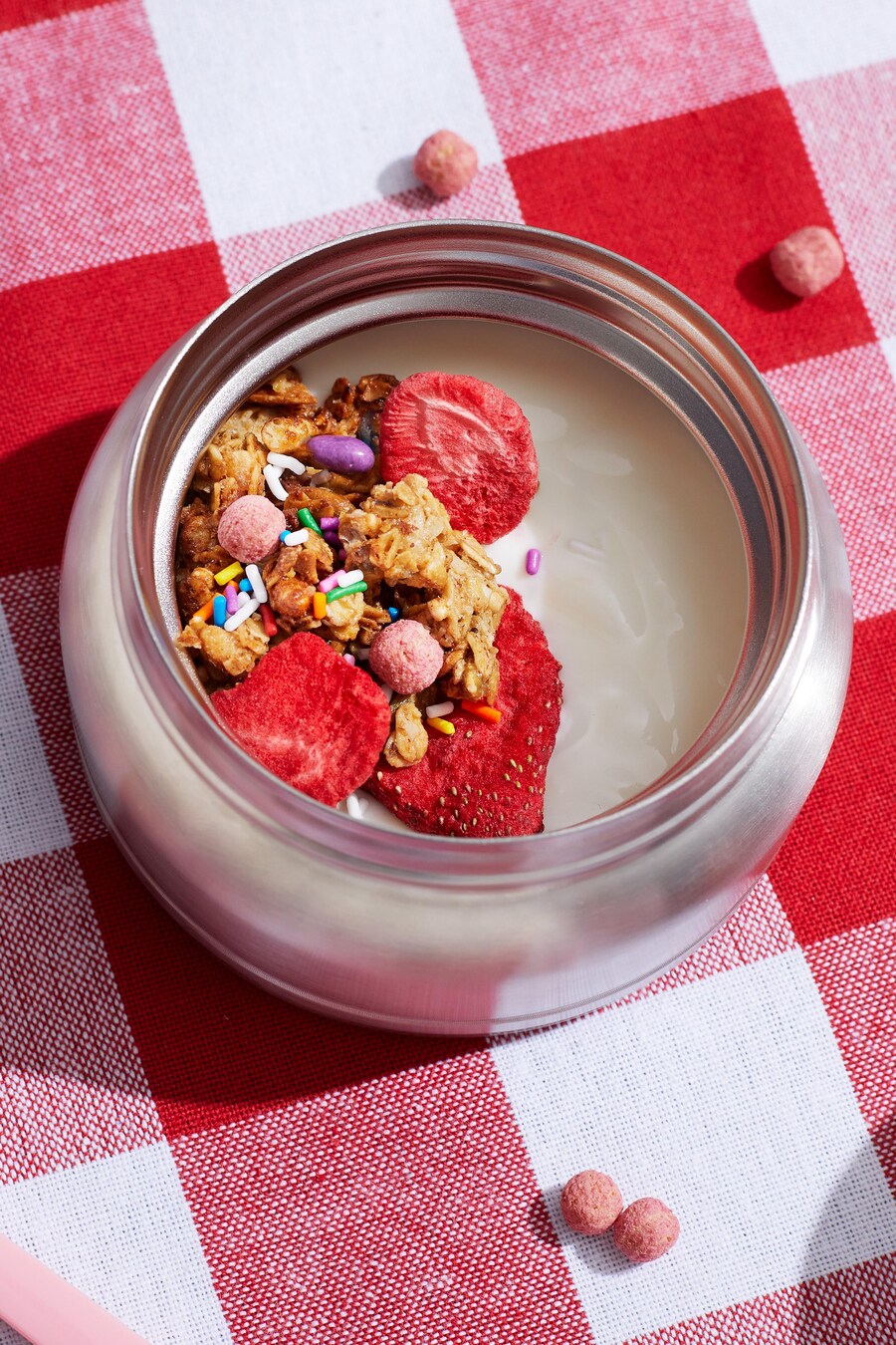 Un bol de yogourt recouvert de céréales granola (funola).